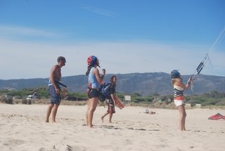  在最好的海滩上练习风筝冲浪 